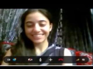 Süß indisch teenager zeigt an sie eng muschi auf webkamera