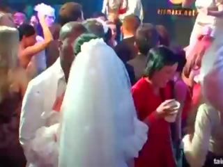 Superb künti brides suck big cocks in jemagat öňünde