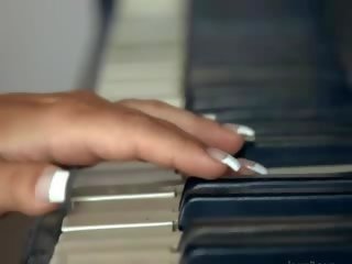 Bystiga blondie lekte rycka på den piano