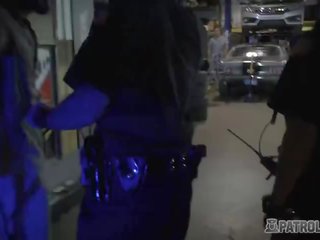 Mechanic магазин owner отримує його інструмент polished по desiring жінка cops